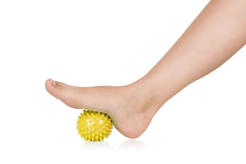 Масажний м'яч з шипами Qmed Massage Balls 8 см, жовтий QMB-8 фото